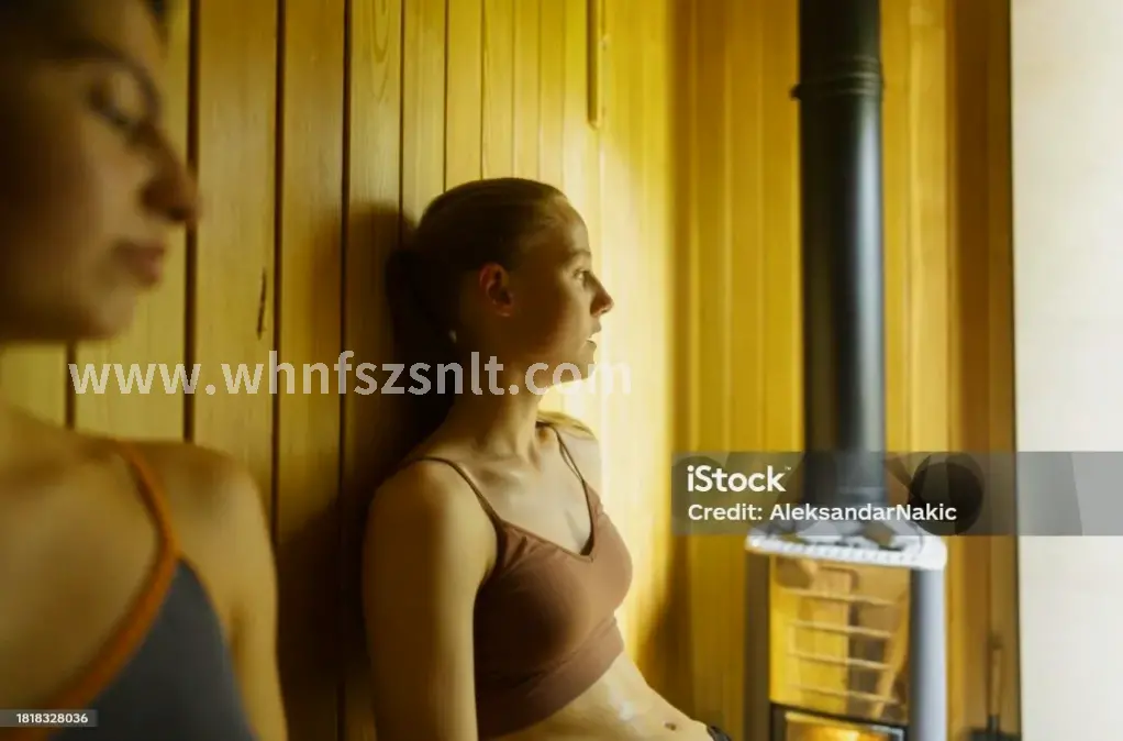 按摩师进行肩颈按摩